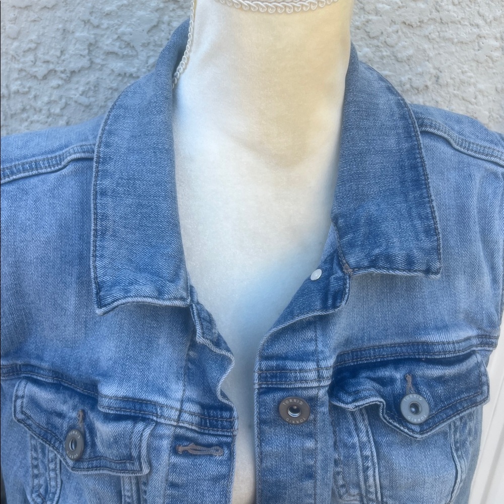 TORRID Women's Light Wash Denim Sleeveless Vest Size 3X - Picture 4 of 9